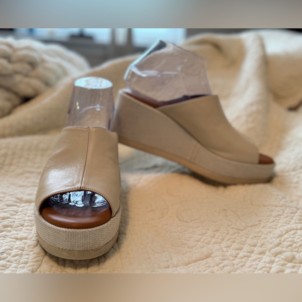 Andre Assous Cream ESPADRILLE WEDGEshoes size 8 US and 39 EU